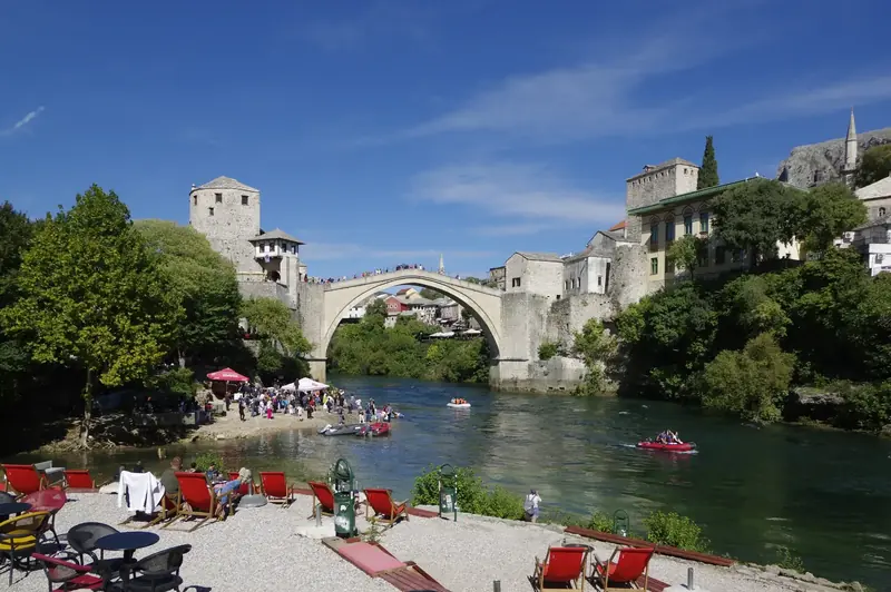 Mostar'da yeşil Neretva Nehri üzerindeki Eski Köprü (Stari Most)
