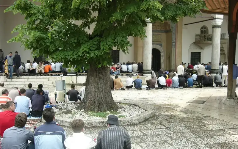 صحن جامع الغازي خسرو بك في سراييفو